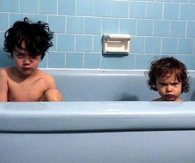 10 śmiesznych zdjęć, które pokazują że starsze rodzeństwo nie zawsze cieszy się na widok młodszego