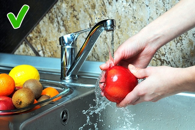 5 produktów, których nie trzeba i trzeba myć przed zjedzeniem